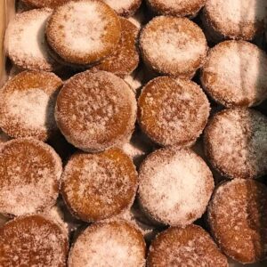 Galletas fritas rellenas de crema